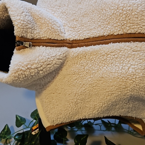 Women’s small Chaps cream faux fur vest with brown trim. - Picture 3 of 8